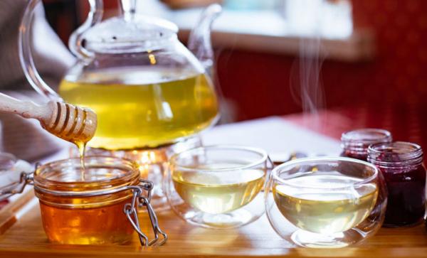 Bitki Çaylarına ve Sıcak Suya Bal Koymak Bala Zarar Verir Mi?